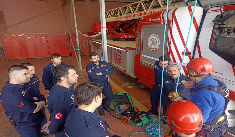 İtfaiye erlerine uygulamalı iple erişim teknikleri dersi