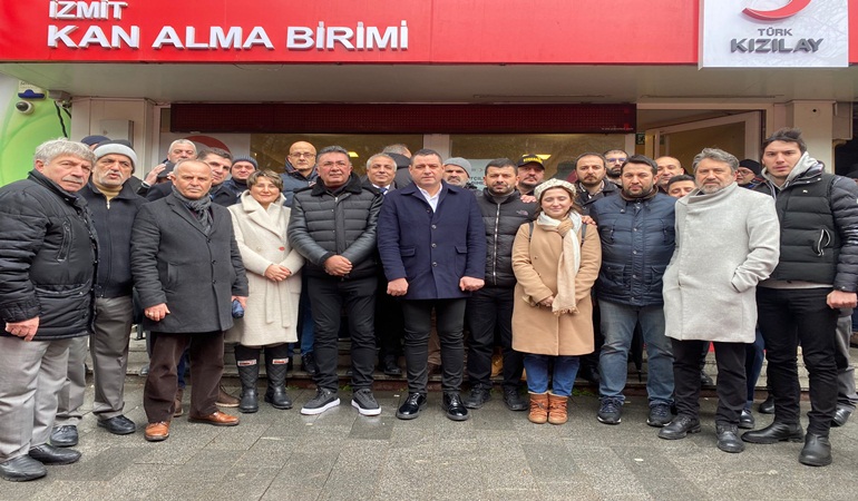 İYİ Parti Kocaeli depremzedeler için kan vermeye gitti 