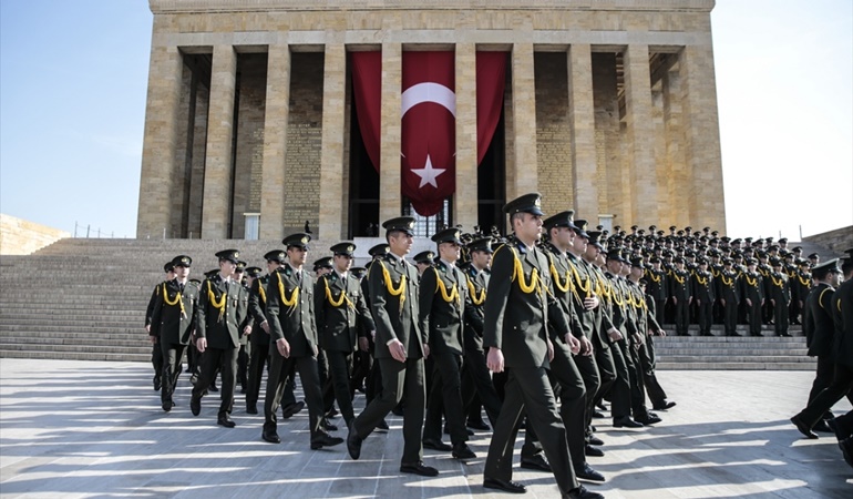 İzmir Marşı'ndan rahatsız olan Atatürk düşmanıdır!