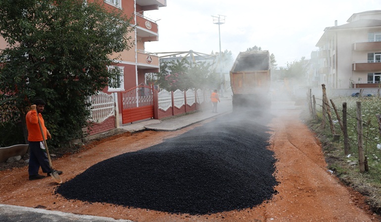 İzmit Alikahya’da asfalt mesaisi 