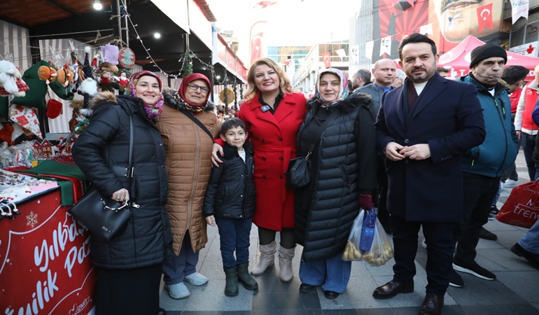 İzmit Belediye Meydanı’nda yeni yıl heyecanı