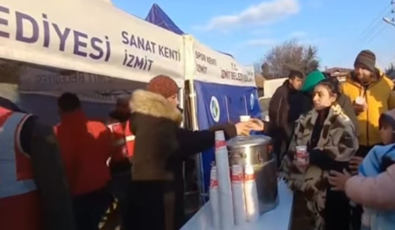 İzmit Belediyesi Aşevi, Hatay’da sıcak yemek dağıtımına devam ediyor