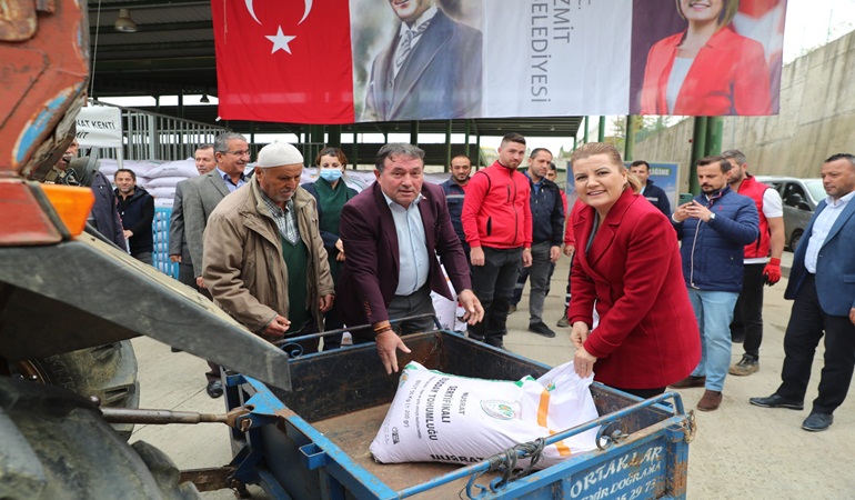 İzmit Belediyesi, çiftçiye 83 ton Nusrat cinsi buğday tohumu dağıttı