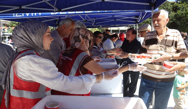 İzmit Belediyesi depremde hayatını kaybeden vatandaşları unutmadı