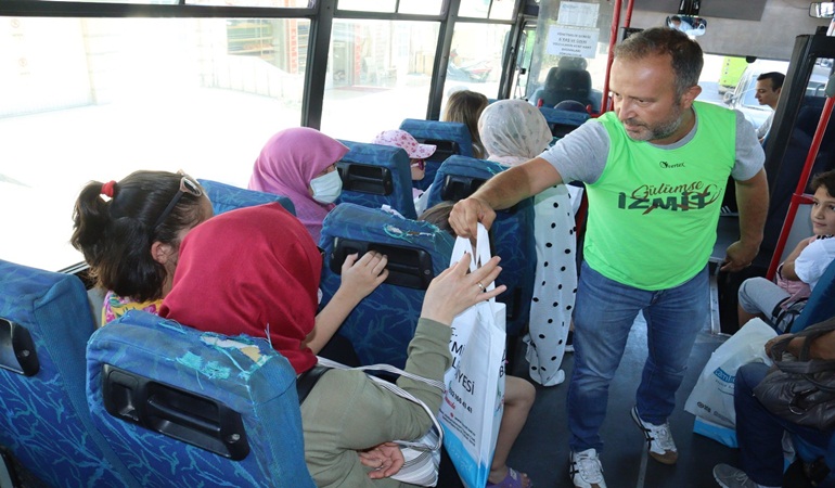 İzmit Belediyesi kendi ürettiği sebzeleri İzmitlilerle paylaşıyor