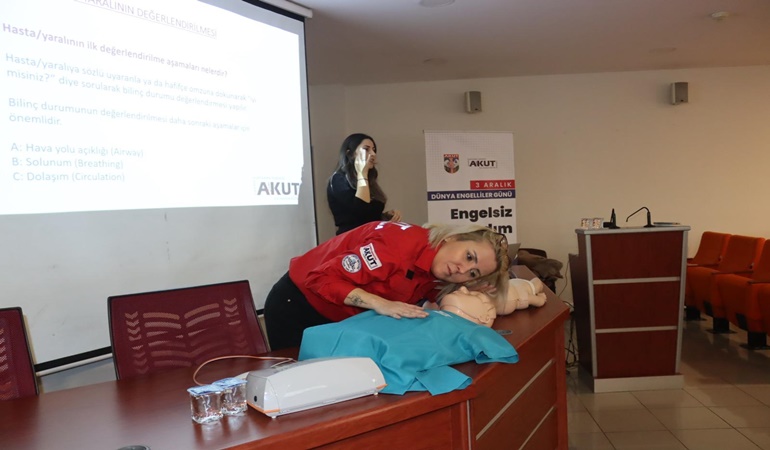 İzmit Belediyesi’nden engelsiz ilk yardım semineri