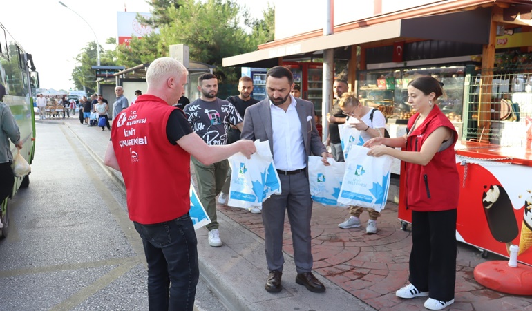 İzmit Belediyesi’nden servis bekleyen işçilere hayırlı İşler