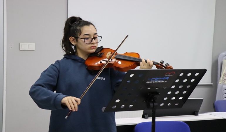 İzmit Belediyesi’nin genç yeteneklere destek projesinde mülakatlar tamam