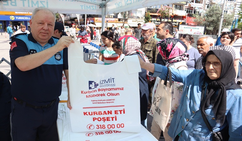 İzmit Belediyesi vatandaşlara kurban poşeti dağıttı