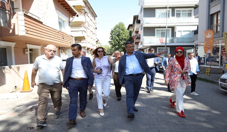 İzmit Belediyesi yöneticileri mahalle mahalle geziyor