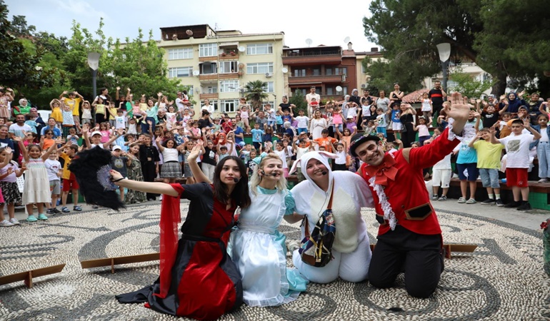 İzmit Belediyesinden öğrencilere karne şenliği