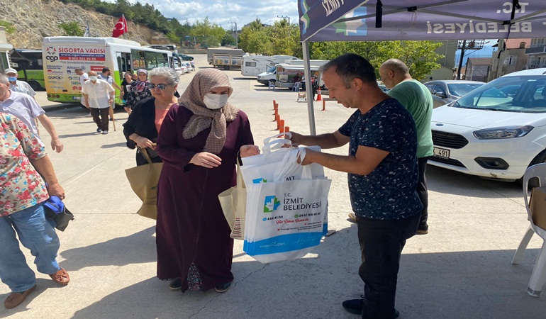 İzmit Belediyesinden vatandaşa pratik pazar çantası 