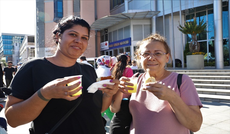 İzmit Belediyesinden vatandaşlara lezzetli ikramlar