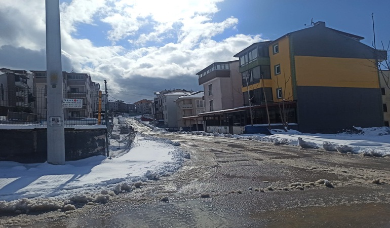 İzmit Belediyesinin kar timi kapalı cadde ve sokak bırakmadı  