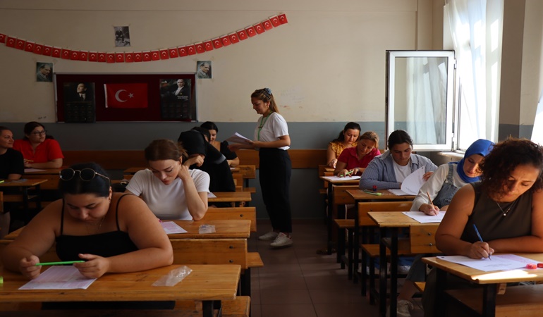 İzmit Belediyesinin öğretmen alımı sınavına yoğun katılım