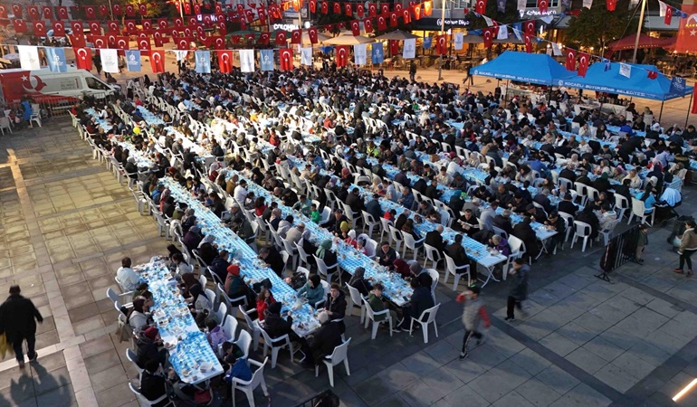 İzmit Kent Meydanı’nda 1.500 kişilik iftar yemeği