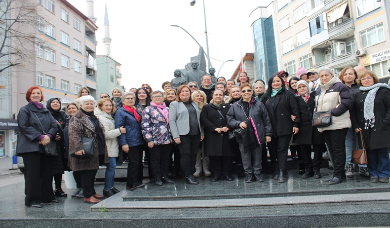 İzmit’te CHP’li kadınlar Atatürk’e şükranlarını sundu