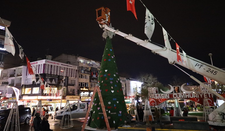 İzmit’te devasa yılbaşı ağacı yerini aldı!