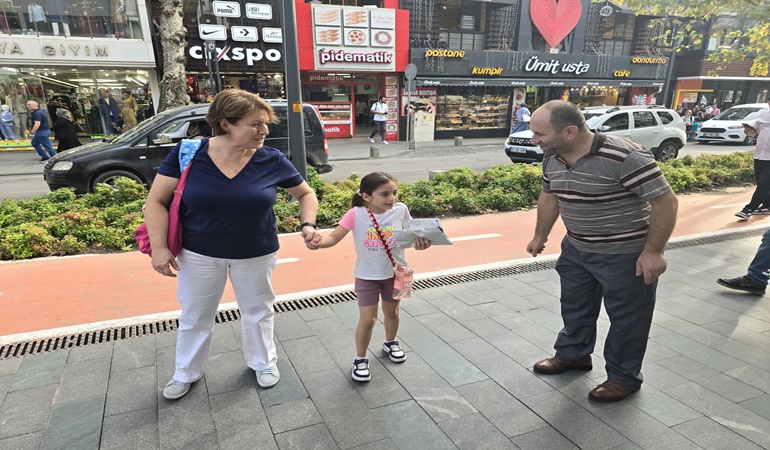 İzmit’te Gelecek Partisi yöneticileri kız çocuklarını sevindirdi