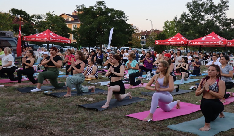 İzmit’te Gülümse Kafe bahçesinde yoga etkinliği