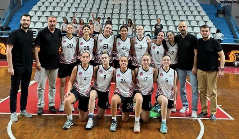 İzmit’te iki güçlü basketbol takımı kapıştı!