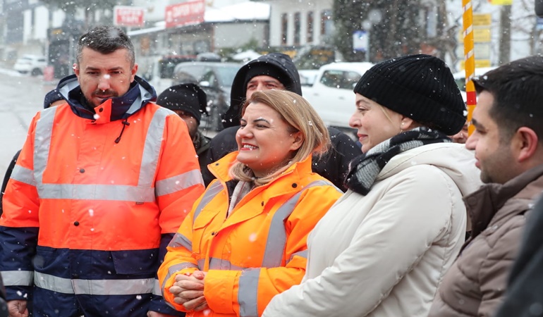 İzmit’te kar seferberliği! Başkan Hürriyet de sahada