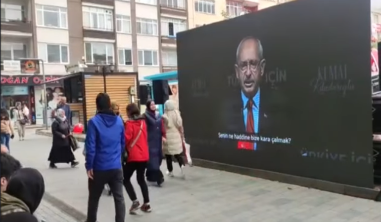 İzmit’te Kılıçdaroğlu’nun iftiralara cevabı dev ekrandan halka izletiliyor