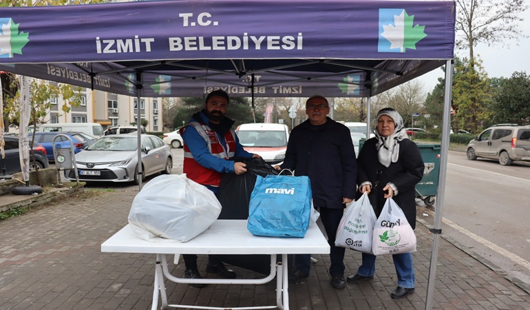 İzmit’te kıyafet bağışı dayanışması devam ediyor