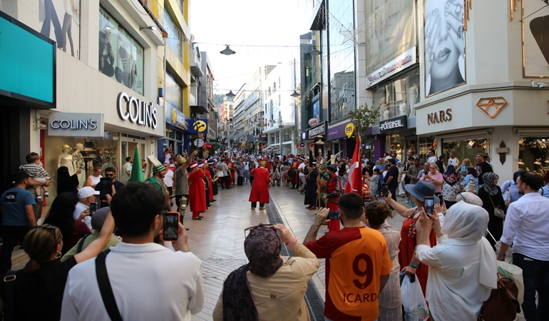 İzmit’te Mehter Takımı’na vatandaş eşlik etti