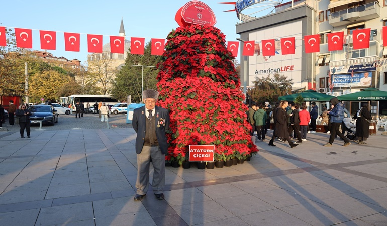 İzmit’te meydanlar Atatürk’ün en sevdiği çiçekle donatıldı 