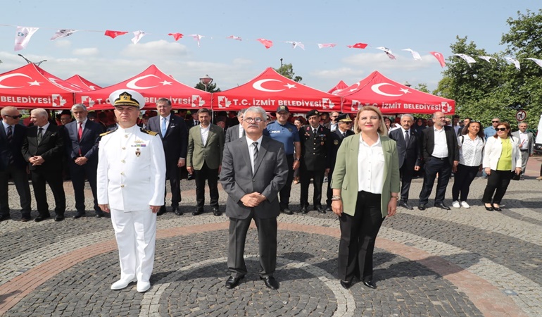 İzmit’in Kurtuluşunun 103. yıl dönümünde Atatürk Anıtı'na çelenk 