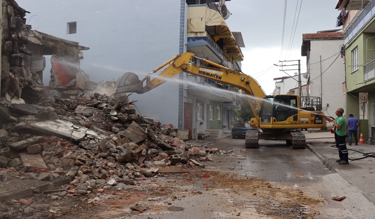 İzmit Yenişehir’de metruk bina yıkıldı