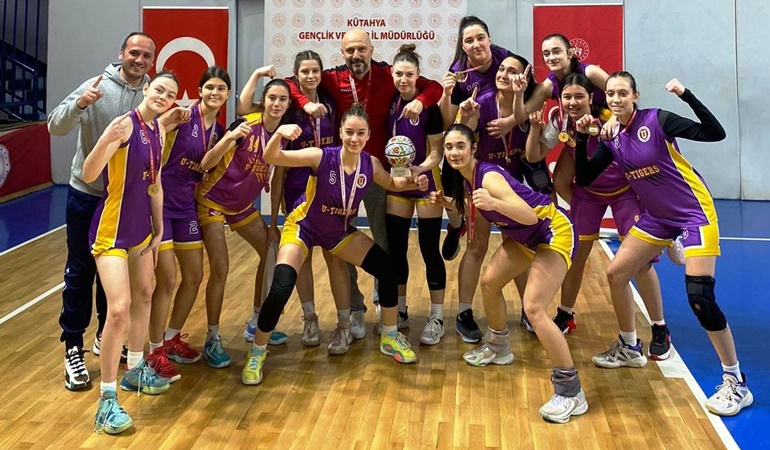 İzmitli basketbolcular Kütahya’daki maçlarda final vizesi aldı 