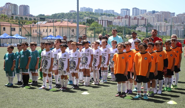 İzmit'te kurtuluş coşkusu futbol şenliği ile başladı