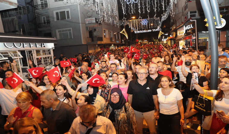 İzmitliler Zafer Kortejinde buluştu