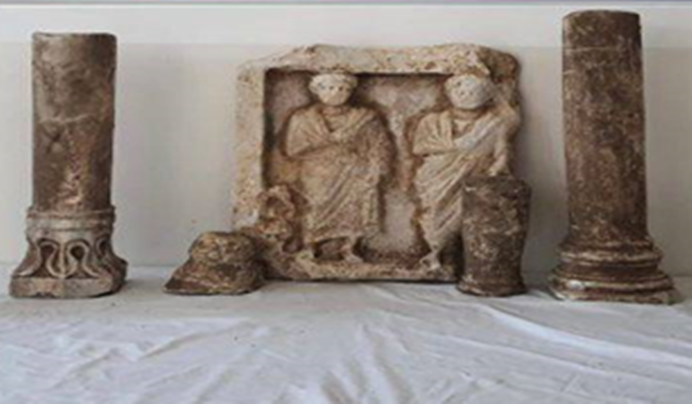 Kartepe’de bir evden tarihi mezar başı heykeli ve mezar taşı sütunları çıktı