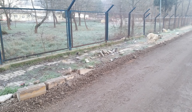 Kartepe’de bir müteahhidin yaptığı işi, diğer müteahhit bozuyor