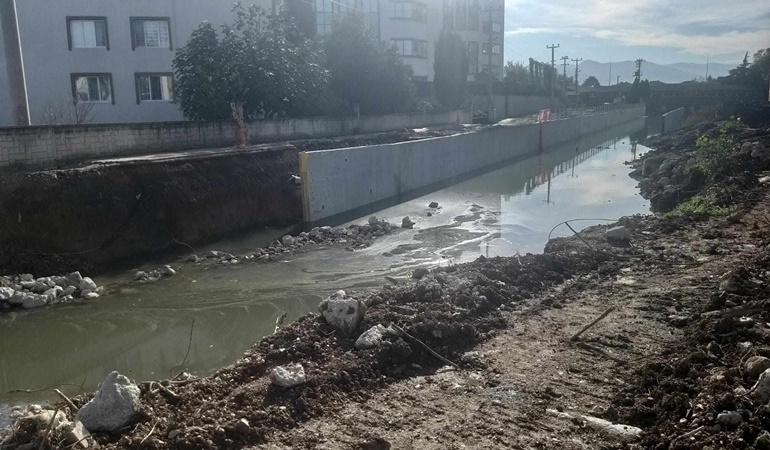 Kartepe’de bu sokak lağım kokuyor, yetkililer ortada yok