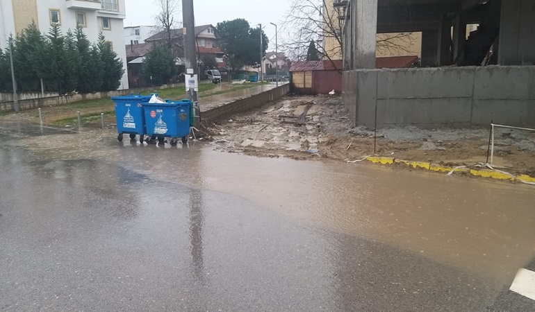 Kartepe’de ciddiyetsiz işler: Her yağmurda göle dönüyor