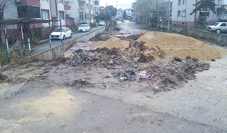 Kartepe’de yürüyüş yolu yürünemez halde!