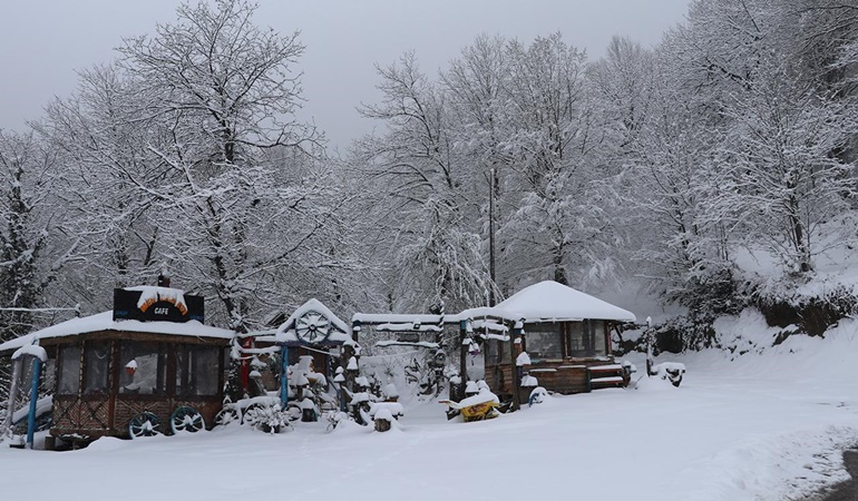 Kartepe’nin yüksek kesimlerine kar yağdı