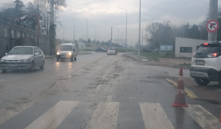 Kartepe Sabancı Caddesi çamur içinde