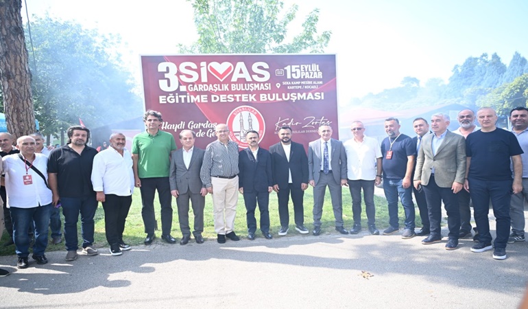 Kocaeli'de 100 öğrenciye burs desteği için bir araya geldiler