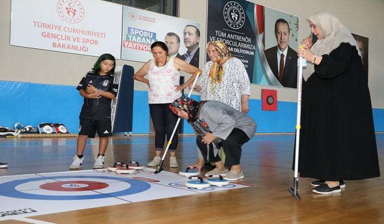 Kocaeli'de 65 yaş üstü vatandaşlara floor curling sporu eğitimi