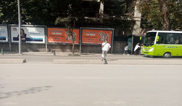 Kocaeli Devlet Hastanesi acil çıkışına trafik lambası monte edilmeli