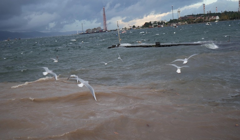 Kocaeli Valiliği’nden fırtına raporu: Deniz taşması, su baskınları