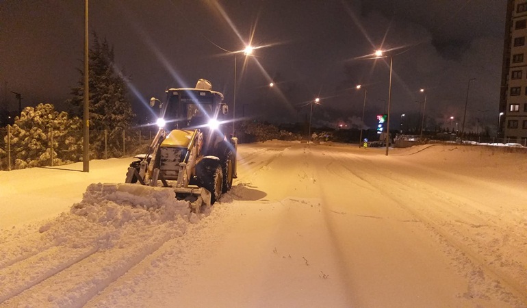 Körfez’de ekipler gece boyu kar mesaisindeydi