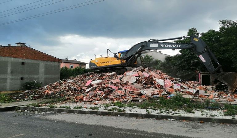 Körfez’de iki metruk yapı daha yıkıldı