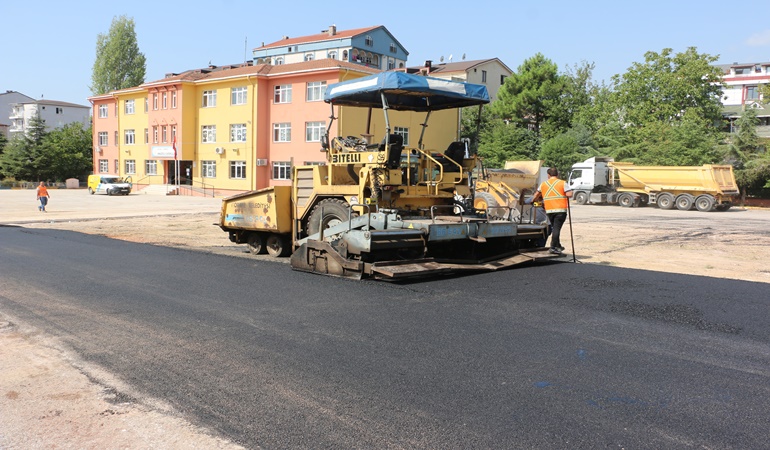 Körfez’de okul bahçelerine asfalt