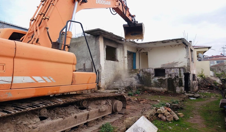 Körfez’de tehlike arz eden binalar yıkıldı